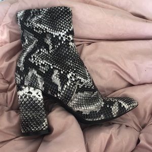 PUBLIC DESIRE SNAKESKIN BOOTS 🖤